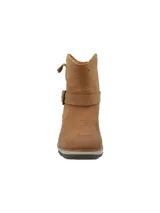 Botin de cuero color café de la marca RKF, con diseño de inspiración western, taco bajo y tira con hebilla metálica ajustable alrededor del tobillo.