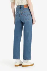 Pantalón jean Levi's modelo Ribcage Straight Ankle, color azul con lavado medio, tiro alto y diseño de pierna recta y corte al tobillo.