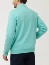 Buzo de algodón pima con cierre frontal completo, cuello alto y bolsillos laterales. Presenta un pequeño logo bordado en el pecho y detalles en contraste en el interior del cuello.