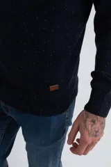 Pantalón de jean azul de corte slim, con diseño clásico de cinco bolsillos, trabillas para cinturón y cierre frontal con botón y cremallera.