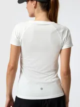 Remera deportiva de manga corta y cuello redondo, color blanco, con diseño básico y versátil.