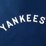 Hoodie azul marino y beige de los New York Yankees, con capucha ajustable con cordones, bolsillos tipo canguro, mangas en contraste y parches bordados decorativos en la manga derecha.