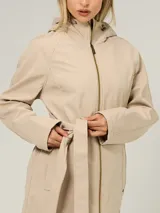 Campera softshell Tommy Hilfiger de color beige, con capucha, cierre frontal y cinturón anudable a la cintura. Presenta bolsillos laterales y un diseño resistente al viento y al agua.