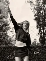 Buzo corto azul marino de algodón con cuello en V y logo de Prince bordado en blanco.