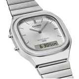 Reloj Casio de estilo vintage con diseño ana-digi, caja de 36mm y brazalete de acero inoxidable. Presenta una esfera plateada con manecillas analógicas y una pantalla digital inferior para funciones adicionales.