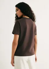 Camiseta de manga corta con cuello redondo, confeccionada en algodón de alta calidad con un corte clásico y versátil.