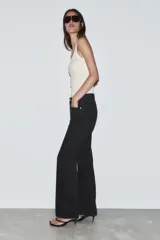 Jeans de tiro alto, pernera recta y larga, estilo clásico con cinco bolsillos, cierre frontal con cremallera y botón metálico.