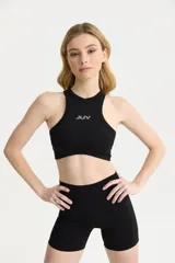 Top deportivo negro con cuello halter y logo JUV en el frente.