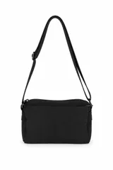 Cartera tipo bandolera de color negro, con diseño funcional de múltiples compartimentos con cierre y correa ajustable. Incluye detalle de etiqueta con logo de la marca en el frente.
