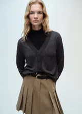 Cardigan de punto gris oscuro con cuello en V, cierre frontal de botones y diseño de corte recto con mangas largas.