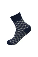 Medias de caña media con diseño de rombos en tonos azul y blanco, confeccionadas en tejido de punto con puño elástico acanalado.