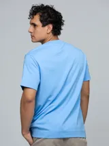 Remera de corte regular confeccionada en algodón, con cuello redondo y mangas cortas. Presenta un diseño minimalista con el logo de la marca bordado sutilmente en el pecho.