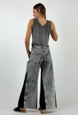 Pantalon de jean de corte recto y tiro alto, con efecto de lavado ácido y franjas laterales en denim de color azul oscuro. Presenta ruedo deshilachado.