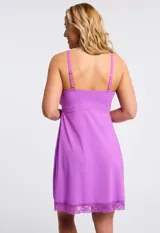 Chemise corta color lila con breteles finos regulables, escote en V y apliques de encaje en el escote y el ruedo.