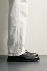 Zapato de vestir tipo derby, color marrón oscuro, con parte superior lisa, horma redonda, cordones y suela con ligero tacón.