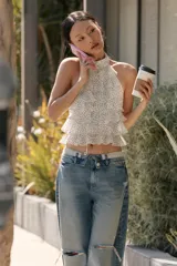 Top halter marrón de georgette con múltiples volantes horizontales en cascada, espalda descubierta con lazo y botones en el cuello.