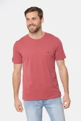 Remera básica de algodón color azul marino, de manga corta, con cuello redondo y logo bordado en el frente.