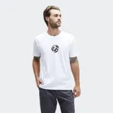 Remera blanca de algodón con cuello redondo y manga corta. Estampado en el pecho con diseño circular en negro y gris.