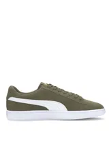 Championes Puma Smash V2 L color verde militar con detalles en blanco, confeccionados en gamuza sintética, con suela de goma blanca y cierre de cordones.