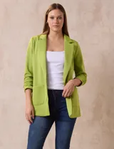 Blazer de corte recto color verde lima, con cuello solapa, bolsillos frontales tipo parche y mangas tres cuartos con detalle de frunces.
