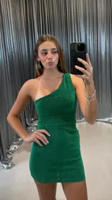 Vestido corto verde brillante, con escote asimétrico de un solo hombro y corte ajustado al cuerpo.
