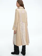 Kimono largo tipo vestido camisero, color beige, con cierre frontal de botones, mangas largas y paneles verticales de encaje floral y tejido calado.