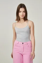 Musculosa gris de bretel fino y corte ajustado.