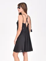 Vestido corto con estampado floral multicolor sobre fondo blanco, de escote en V y tirantes finos. Presenta un diseño entallado en el busto y falda con ligero vuelo.