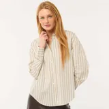 Camisa de popelina de manga larga con diseño a rayas verticales en tonos beige, blanco y azul, cuello camisero y cierre frontal de botones.