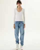 Pantalón de jean celeste, corte recto, tiro medio y fit relajado.