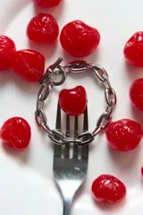 Pulsera de eslabones gruesos fabricada en acero quirúrgico hipoalergénico, con cierre de barra en T.