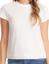 Blusa de manga corta con cuello redondo, completamente cubierta de lentejuelas blancas. Cuenta con forro interno a tono y un ajuste clásico al cuerpo.