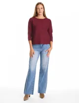 Buzo de silueta relajada confeccionado en tejido acanalado, con cuello redondo y mangas tres cuartos estilo japonés. Presenta un diseño fluido y cómodo.