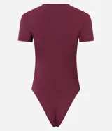 Body de poliamida color topo, con cuello redondo, mangas cortas y cierre en la entrepierna. Diseño ajustado al cuerpo.