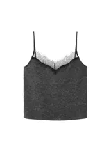 Top gris oscuro con detalles de puntilla negra en el escote y tirantes finos.