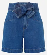Short de jean azul con cintura alta, cinturón de tela con costuras a la vista y bolsillos.