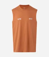 Musculosa masculina de algodón color tostado, con cuello redondo y sisas amplias. Presenta estampa pequeña en el pecho y diseño gráfico grande en la espalda, con un corte holgado y cómodo.