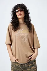 Remera azul de manga corta con estampa de caballo y texto "It's about to get WESTERN".