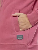 Canguro con cierre completo, color fucsia, con capucha y bolsillos laterales.