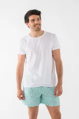 Short de baño azul con estampado de flamencos.