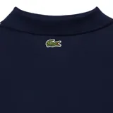 Remera polo Lacoste de manga corta en color azul marino, confeccionada en tejido de punto piqué. Presenta cuello clásico, cierre frontal de dos botones y el logo de la marca bordado en el pecho junto con la inscripción Lacoste Paris.