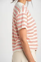 Remera de algodón peinado con diseño de rayas horizontales rojas sobre base blanca, de corte recto y manga corta.
