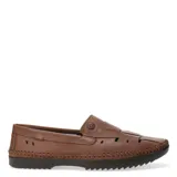 Mocasines de cuero color marrón con diseño tipo náutico, puntera redonda, aberturas laterales y costuras reforzadas en el contorno. Incluye detalle de logo circular en el empeine y suela de goma oscura.