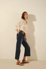 Jean de corte oxford tiro alto, color azul, con pierna que se ensancha desde la cadera y largo midi a la pantorrilla. Confeccionado en denim con elastano, presenta lavado localizado y bigotes. Cierre y botón, con forrería de bolsillos estampada con el logo de la marca.