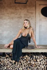 Top de gasa negro con estampado de lunares blancos, diseño de espalda abierta con tiras regulables y corbatín incluido.