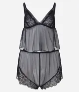 Conjunto de pijama tipo short doll compuesto por una blusa con escote en V y breteles regulables, y un short con cintura elástica. Ambas piezas están confeccionadas en tul transparente con delicados detalles de encaje en el escote y el ruedo.