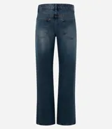 Pantalón de jean corte bootcut con tiro bajo y lavado efecto desgastado. Presenta presillas en la cintura, cierre frontal con botón y cremallera, y detalle de tachas metálicas en los bolsillos delanteros.