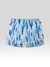 Short de baño celeste con estampado de pinceladas verticales en tonos de azul y naranja.