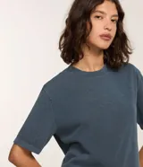 Remera de manga corta color azul con cuello redondo y efecto lavado.