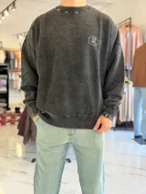 Buzo oversize de cuello redondo en color marrón con efecto gastado, con gran estampado en la espalda de estrellas y el texto VCP CNPT.